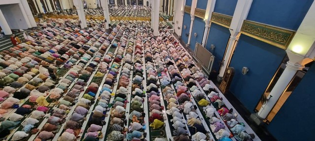 Jemaah Masjid Al Akbar Surabaya saat menunaikan salat Tahajud, Senin (1/4) dini hari. Foto: Humas MAS