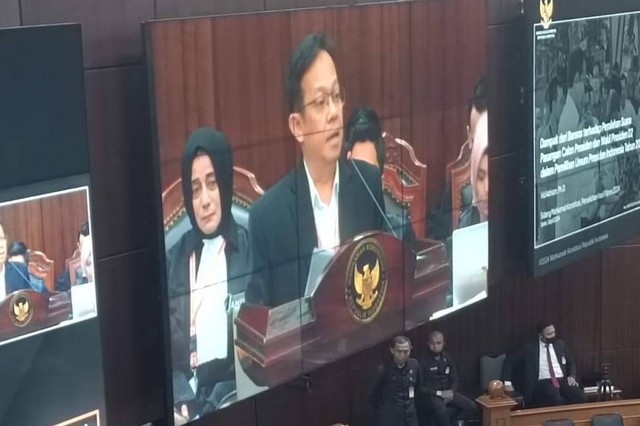 Vid Adrison, ekonomi UI, memberikan keahlian di persidangan sengketa Pilpres MK, Senin (1/4). Foto: Hedi/kumparan