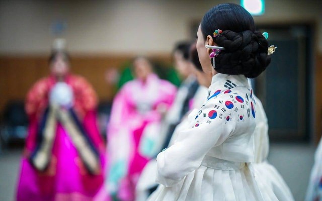 Ilustrasi pakaian tradisional korea hanbok. Sumber: 준섭 윤/pexels.com