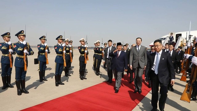 Menteri Pertahanan RI Prabowo Subianto tiba di Beijing, China dalam lawatannya menemui Presiden China XI Jinping, Minggu (31/3). Foto: Istimewa