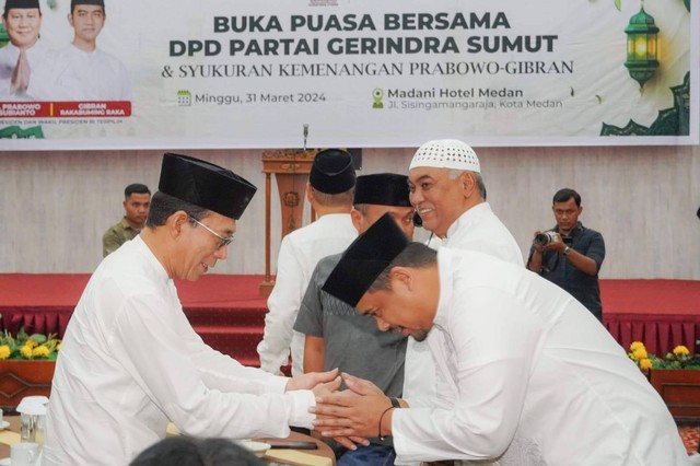 Ketua DPD Gerindra Sumut Gus Irawan bersalaman dengan Wali Kota Medan Bobby Nasution dalam acara buka puasa bersama yang digelar Partai Gerindra di Hotel Madani, Kota Medan, Minggu (31/3).  Foto: Dok. Istimewa