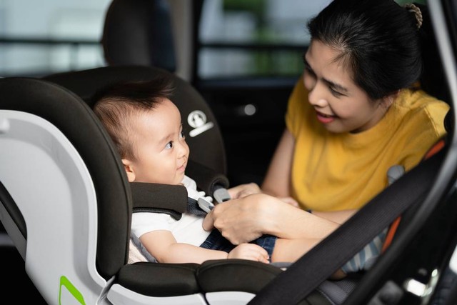 Ilustrasi anak duduk di car seat. Foto: inewsfoto/Shutterstock