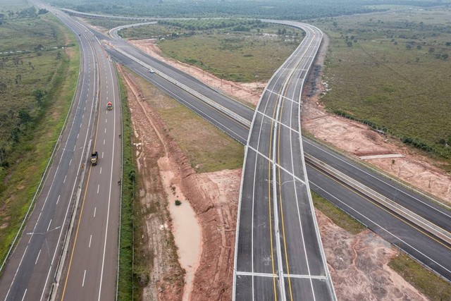 Foto udara simpang susun yang menghubungkan Jalan Tol Trans Sumatera (JTTS) ruas simpang Indralaya-Muara Enim seksi simpang Indralaya-Prabumulih dan Palembang-Indralaya saat proses pembangunan di Indralaya, Ogan Ilir (OI), Sumatera Selatan. Foto: Nova Wahyudi/ANTARA FOTO