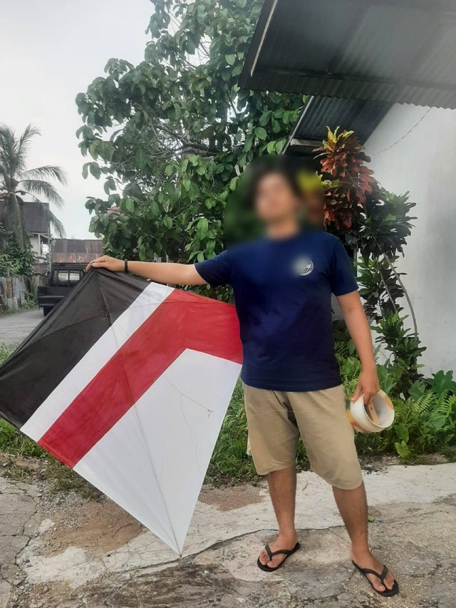Gambar diatas adalah seorang remaja sedang melakukan permainan yang bisa dibilang eran 90-an yaitu layang-layang. Sumber foto : Dokumentasi Pribadi