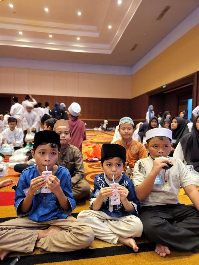 Sejumlah anak-anak yatim maupun dhuafa menikmati susu dari Brand Diamond Milk yang disalurkan sebanyak ribuan buah minuman. Kegiatan yang bersalung pada Minggu (24/03/2024) dengan event Remember 2024 melibatkan beragam yayasan di Jabodetabek.