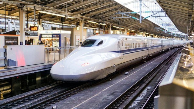 Kereta Shinkansen di Stasiun Tokyo. Foto: Fikri Rasyid/Unsplash