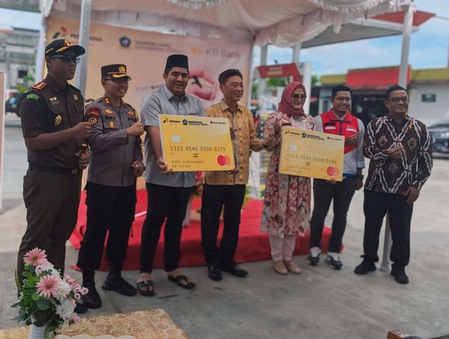 Simbolis Fuel Card Solar Subsidi dari KB Bank dan Dishub Kabupaten Bintan. Foto: dok. KB Bank