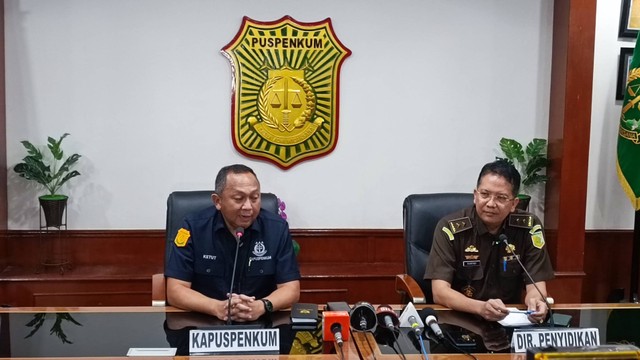 Kapuspenkum Ketut Sumedana (kiri) dan Dirdik Jampidsus Kuntadi (Kanan) saat dijumpai di Kantor Kejagung RI, Senin (1/4/2024). Foto: Thomas Bosco/kumparan