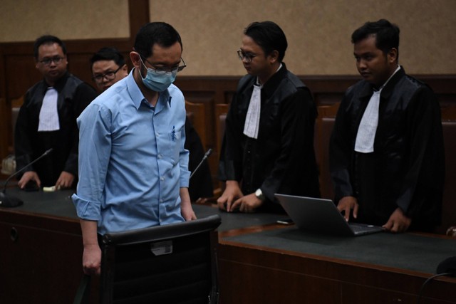 Terdakwa kasus suap dan gratifikasi Andhi Pramono berjalan usai menjalani sidang pembacaan putusan di Pengadilan Tipikor, Jakarta, Senin (1/4/2024). Foto: Akbar Nugroho Gumay/ANTARA FOTO