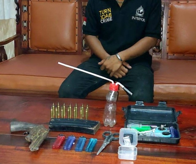 Pengedar sabu beserta barang bukti nerupa sabu, bong, revolver dan amunisi yang berhasil diamankan polisi. Foto: Humas Polres Kubu Raya