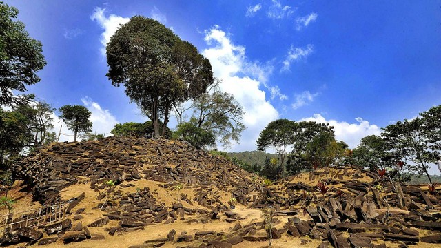 Situs Gunung Padang by Arie Basuki (WIkimedia Commons)