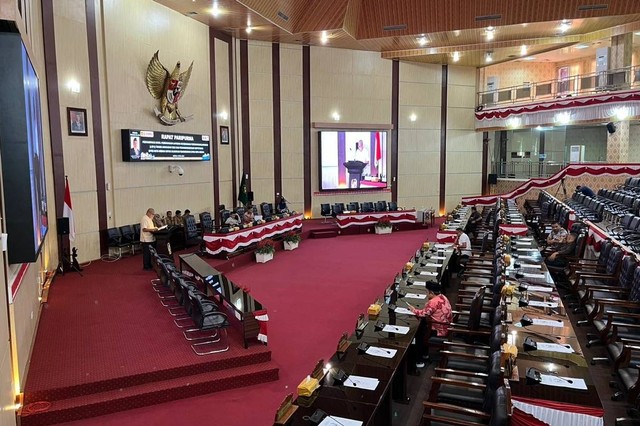 Suasana rapat paripurna di DPRD Medan yang hanya dihadiri 11 dari 50 anggota DPRD, Senin (1/4/2024). Foto: Tri Vosa/kumparan