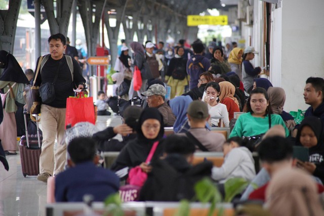 Sejumlah penumpang menuggu keberangkatan kereta api di Stasiun Pasar Senen, Jakarta, Senin (1/4/2024). Foto: Jamal Ramadhan/kumparan