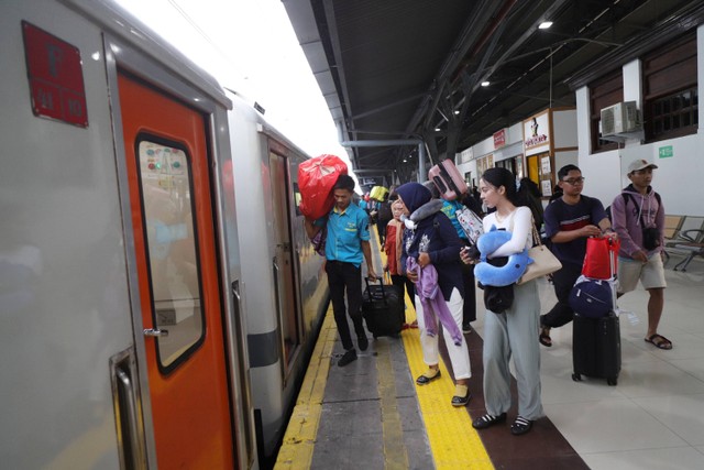 Sejumlah penumpang memasuki gerbong kereta api di Stasiun Pasar Senen, Jakarta, Senin (1/4/2024). Foto: Jamal Ramadhan/kumparan