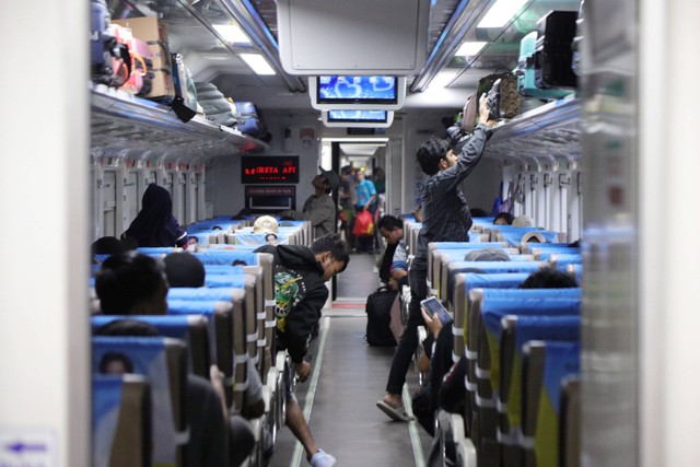 Seorang penumpang menuggu keberangkatan kereta api di Stasiun Pasar Senen, Jakarta, Senin (1/4/2024). Foto: Jamal Ramadhan/kumparan