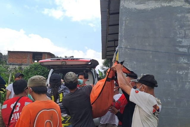 Saat jenazah Kibat dievakuasi.  Foto: Dok. Istimewa