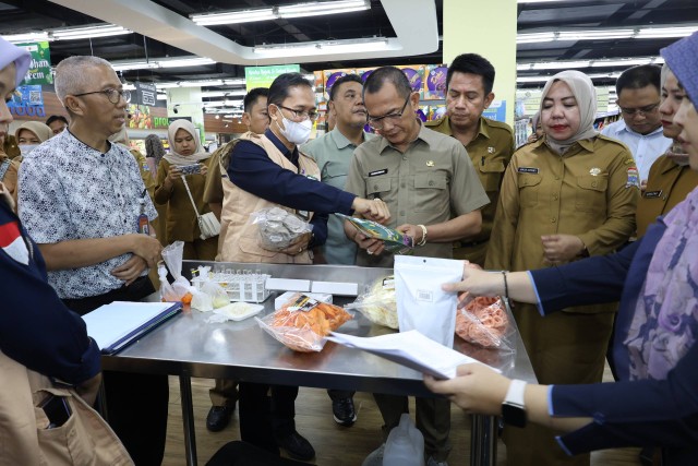 Pj Sekda Kota Palembang bersama BPOM dan jajaran saat melakukan sidak di supermarket. (ist)