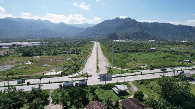Pembangunan Tol Padang-Sicincin, Sumatera Barat, oleh PT Hutama Karya Infrastruktur (HKI).  Foto:  Hutama Karya Infrastruktur