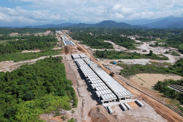 Pembangunan Tol Padang-Sicincin, Sumatera Barat, oleh PT Hutama Karya Infrastruktur (HKI).  Foto:  Hutama Karya Infrastruktur