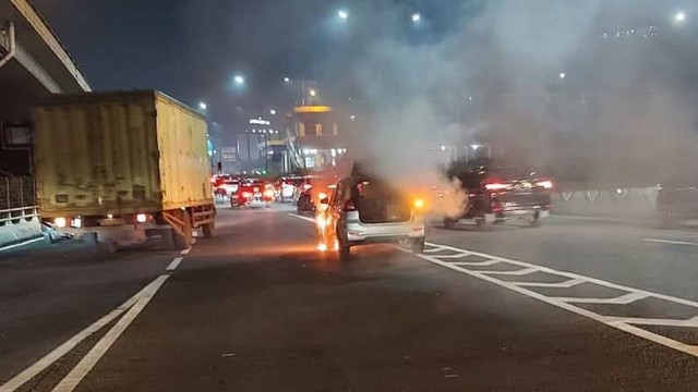 Sebuah mobil terbakar di Underpass Tomang, yang mengarah ke Tol Jakarta-Tangerang.  Foto: Dok. Istimewa