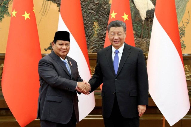 Presiden China Xi Jinping berjabat tangan dengan Presiden terpilih Indonesia Prabowo Subianto di Aula Besar Rakyat di Beijing, China, Senin (1/4/2024). Foto: China Daily/via REUTERS