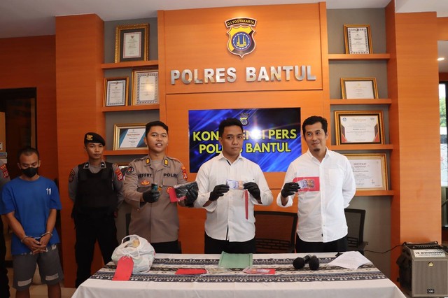 Konferensi pers pengungkapan kasus peredaran uang palsu oleh Polres Bantul, Senin (1/4). Foto: Polres Bantul