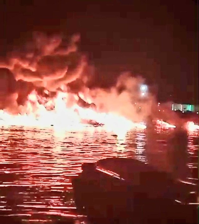 Gambar potongan video kobaran api akibat ledakan kapal di Sungai Musi Palembang. (ist)