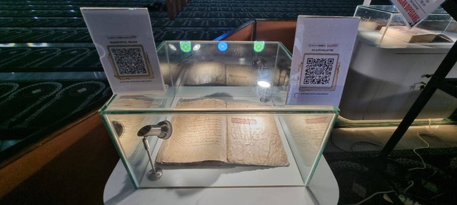 Kitab "Makrifatul Islam" (MI) usia 300 tahun lebih. Foto: Humas MAS