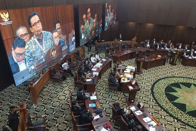 Pakar Hukum Tata Negara Universitas Andalas, Charles Simabura, memberikan keterangan di sidang sengketa Pilpres 2024 di Mahkamah Konstitusi (MK), Selasa (2/4). Foto: Hedi/kumparan