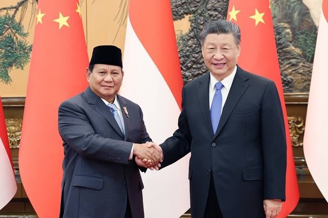 Presiden Tiongkok Xi Jinping dan Presiden terpilih Indonesia Prabowo Subianto berjabat tangan di Aula Besar Rakyat di Beijing, Tiongkok (1/4/2024) Foto: Dok. Kemenlu China