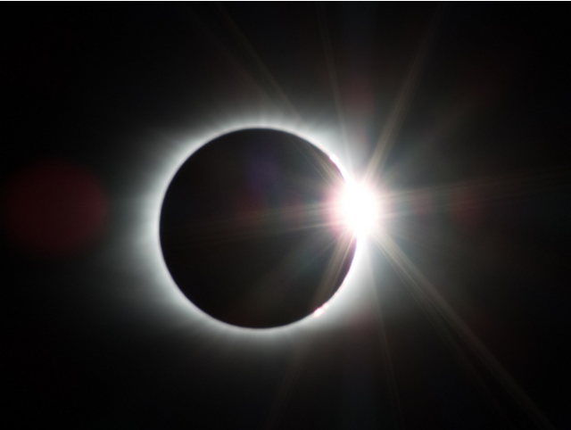 Ilustrasi gerhana matahari hanya mungkin terjadi pada bulan. Sumber foto: Pixabay/Danehrr22