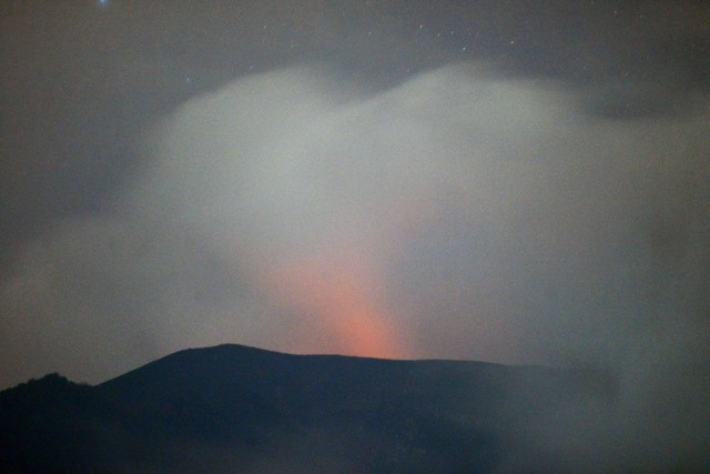 Volcanic glow atau cahaya yang diakibatkan panas dari magma di permukaan terlihat di kawah Gunung Marapi di Tabek Gadang, Nagari Bukik Batabuah, Agam, Sumatera Barat, Selasa dini hari (2/4/2024). Foto: Iggoy el Fitra/Antara Foto
