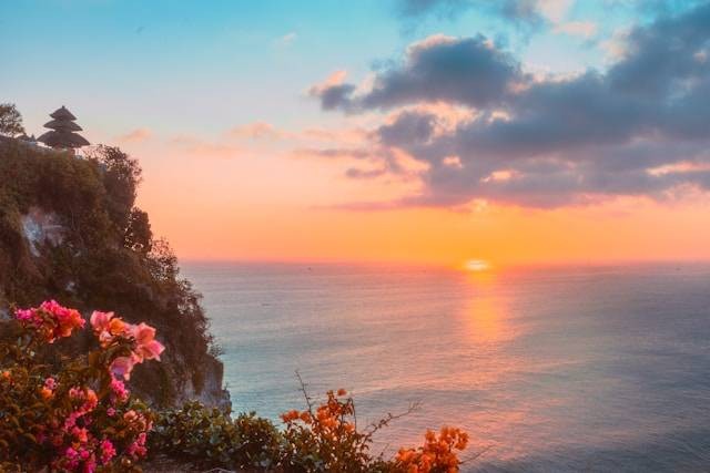 Rekomendasi Tempat Melihat Sunset di Uluwatu. Foto hanya ilustrasi bukan tempat sebenarnya. Sumber foto: Unsplash.com/Francesco La Corte