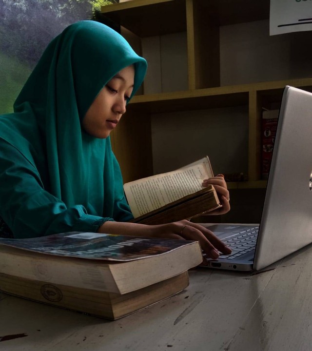 Ilustrasi Mahasiswa Begadang Mengerjakan Tugas Kuliah: Tsania Nelly Fakhrina