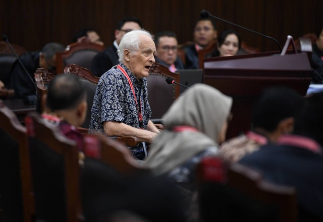 Profesor Filsafat STF Driyarkara Franz Magnis-Suseno menjadi saksi ahli saat sidang lanjutan sengketa hasil pilpres 2024 di Mahkamah Konstitusi, Jakarta, Selasa (2/4/2024). Foto: Akbar Nugroho Gumay/ANTARA FOTO