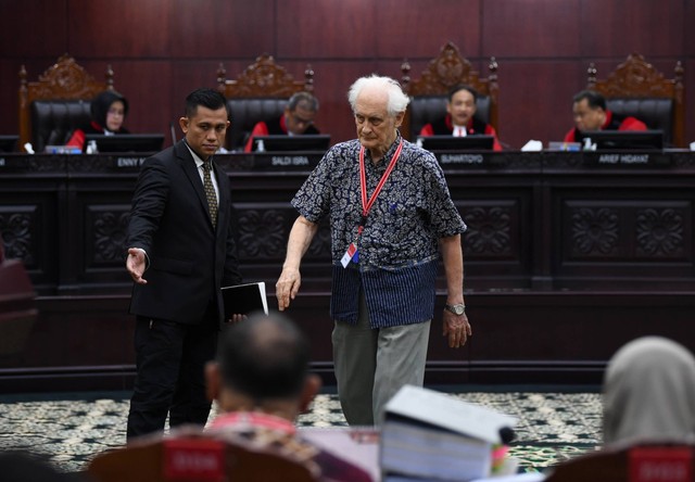 Profesor Filsafat STF Driyarkara Franz Magnis-Suseno berjalan keluar usai menjadi saksi ahli saat sidang lanjutan sengketa hasil pilpres 2024 di Mahkamah Konstitusi, Jakarta, Selasa (2/4/2024). Foto: Akbar Nugroho Gumay/ANTARA FOTO