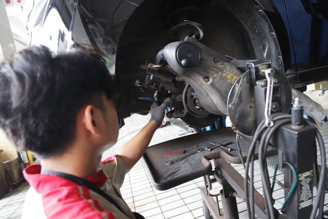 Ilustrasi perawatan rem mobil di bengkel Toyota Auto2000. Foto: Jamal Ramadhan/kumparan