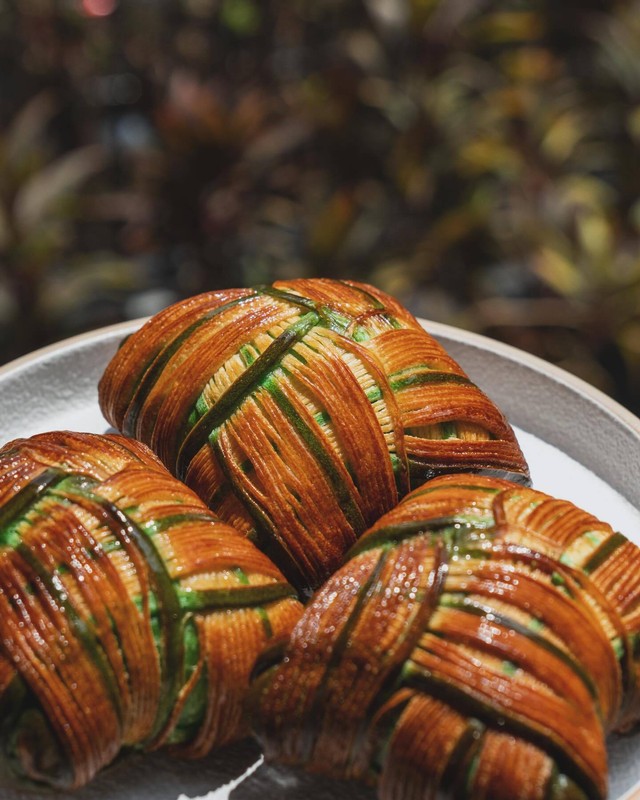 Menu Croipats (croissant ketupat) yang ada di BlackBixon Cafe & Restaurant. Foto: Instagram/@blackbixoncafe
