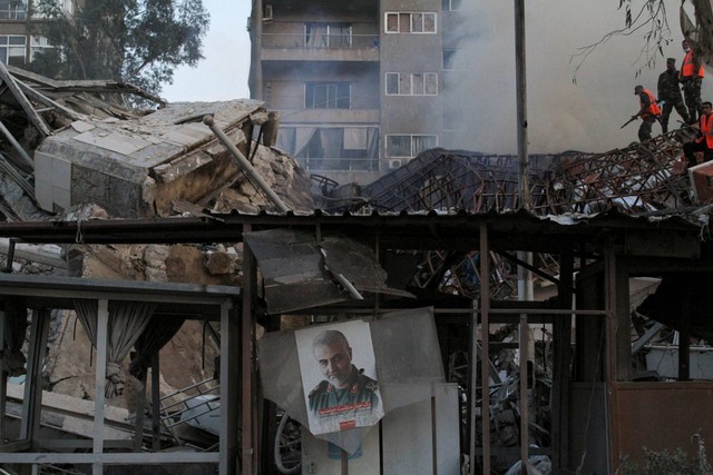 Serangan Israel di Suriah, pada Senin (1/4/2024). Foto: Firas Makdesi/REUTERS