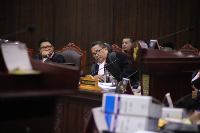 Kuasa hukum pihak terkait dari pasangan Prabowo-Gibran Hotman Paris Hutapea (tengah) menyampaikan pertanyaan kepada saksi saat sidang lanjutan sengketa hasil pilpres 2024 di Mahkamah Konstitusi, Jakarta, Selasa (2/4/2024). Foto: Jamal Ramadhan/kumparan