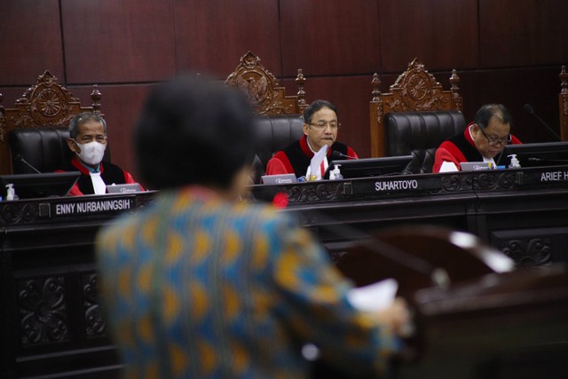 Ketua Mahkamah Konstitusi (MK) Suhartoyo (tengah) memimpin sidang lanjutan sengketa hasil pilpres 2024 di Mahkamah Konstitusi, Jakarta, Selasa (2/4/2024). Foto: Jamal Ramadhan/kumparan