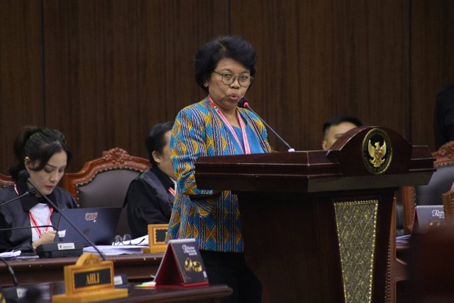 Psikolog Sosial Risa Permanadeli menjadi saksi ahli dalam sidang lanjutan sengketa hasil Pilpres 2024 di Mahkamah Konstitusi, Jakarta, Selasa (2/4/2024). Foto: Jamal Ramadhan/kumparan