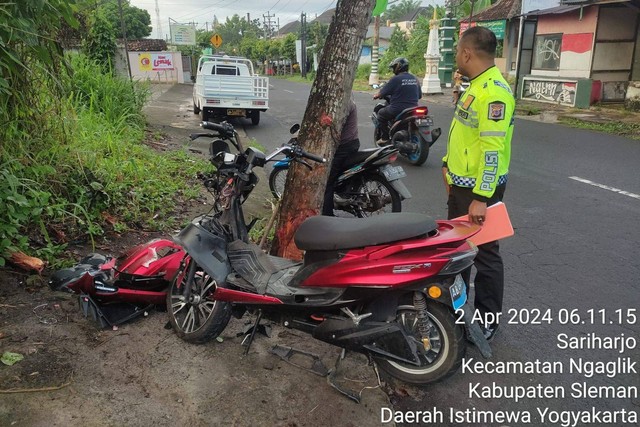 Motor listrik rusak usai menabrak pohon di Ngaglik, Kabupaten Sleman, Selasa (2/4/2024) Foto: Dok Polsek Ngaglik