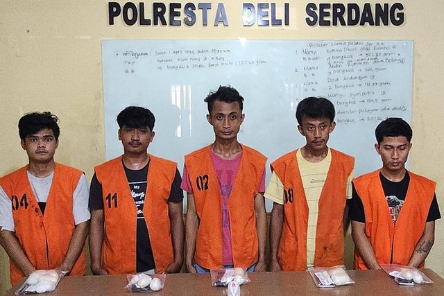 Lima pria ditangkap di Bandara Kualanamu usai kedapatan sembunyikan sabu berbentuk kapsul di anusnya. Foto: Dok. Polres Deli Serdang