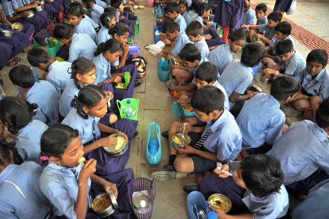 Makan siang gratis di India. Foto: NOAH SEELAM/AFP