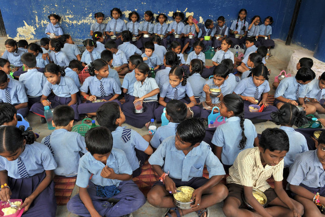 Makan siang gratis di India. Foto: NOAH SEELAM/AFP