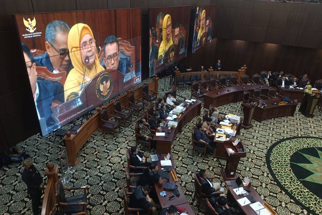 Leony Lidya, dosen TI Universitas Pasundan yang dihadirkan sebagai ahli tim Ganjar-Mahfud, di Mahkamah Konstitusi (MK), Selasa (2/4). Foto: Hedi/kumparan