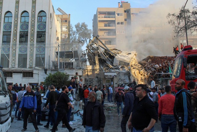 Kondisi kerusakan usai serangan Israel terhadap gedung dekat kedutaan Iran di Damaskus, Suriah, pada Senin (1/4/2024). Foto: Maher Al Mounes/AFP
