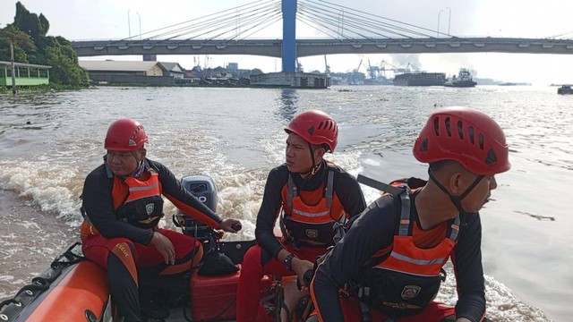 Tim Basarnas Palembang sedang menyisir Sungai Musi untuk mencari salah satu ABK diduga menjadi korban ledakan kapal motor jukung, Foto : Basarnas Palembang