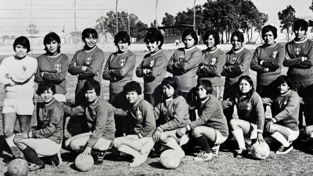 Pengambilan gambar pada bulan Juni 1971 menunjukkan tim nasional sepak bola wanita Meksiko yang berlangsung di Piala Dunia Wanita 1971. Foto: AFP